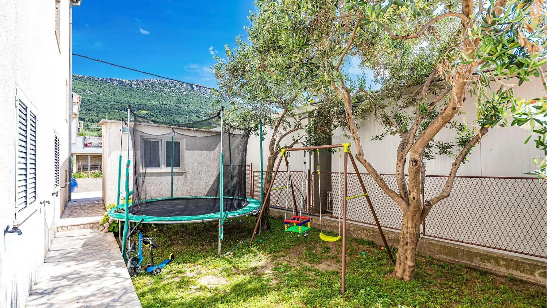 2 Bedroom Nice Apartment In Kastel Stari Croatia